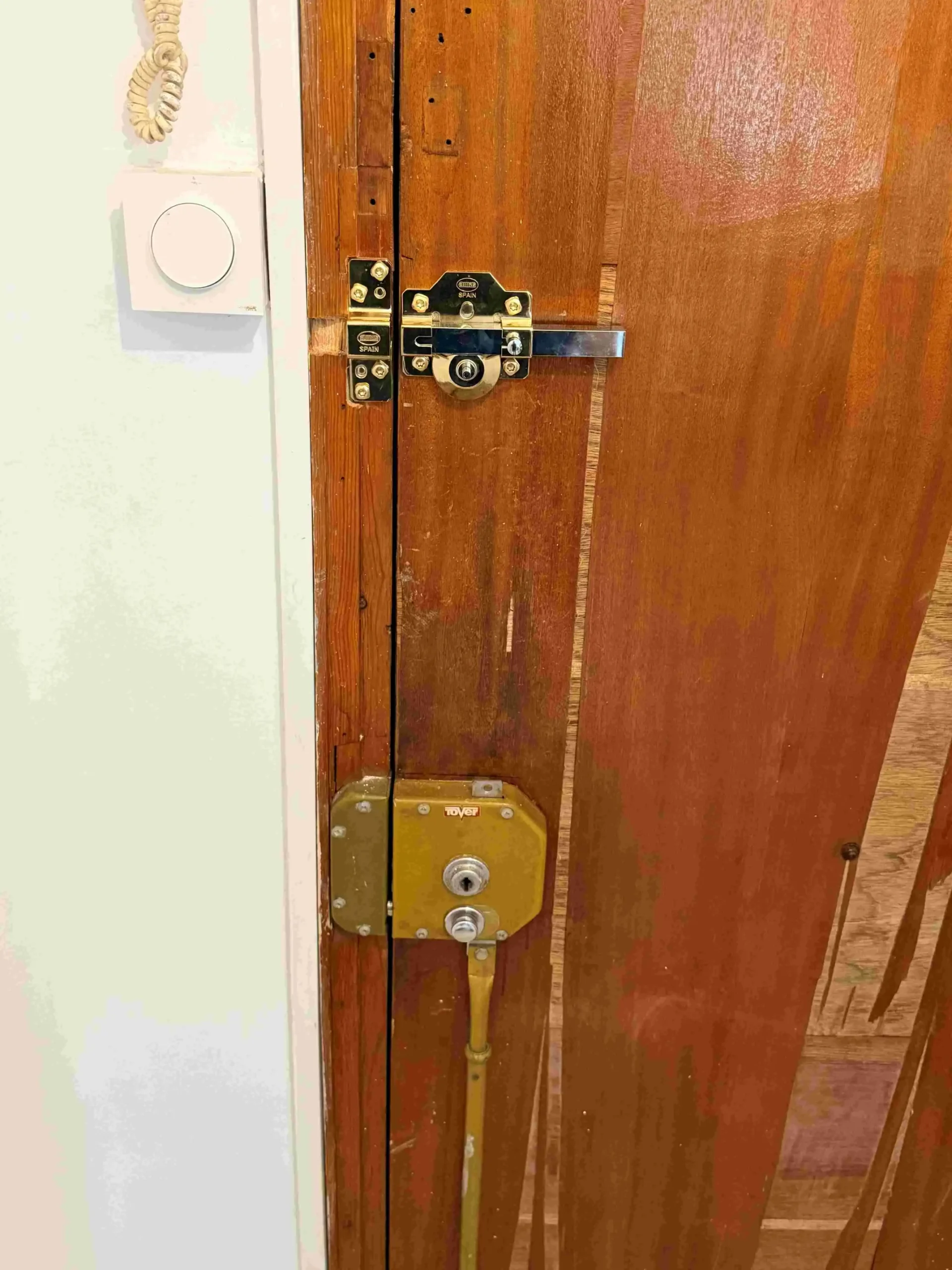Revisión de seguridad de puerta, cerradura y cerrojo en Valencia