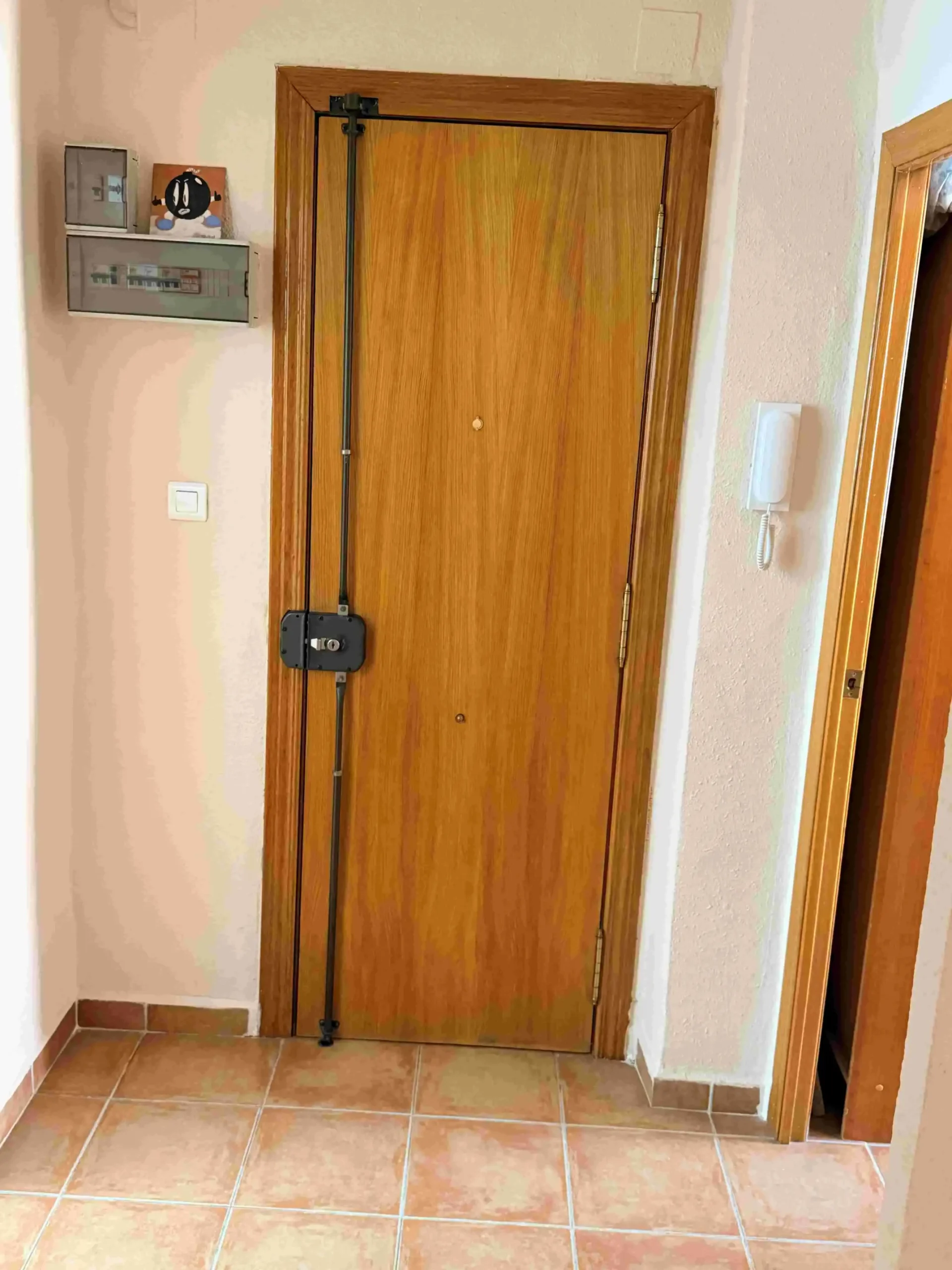 Instalación profesional de cerrojo de seguridad de sobreponer en Valencia