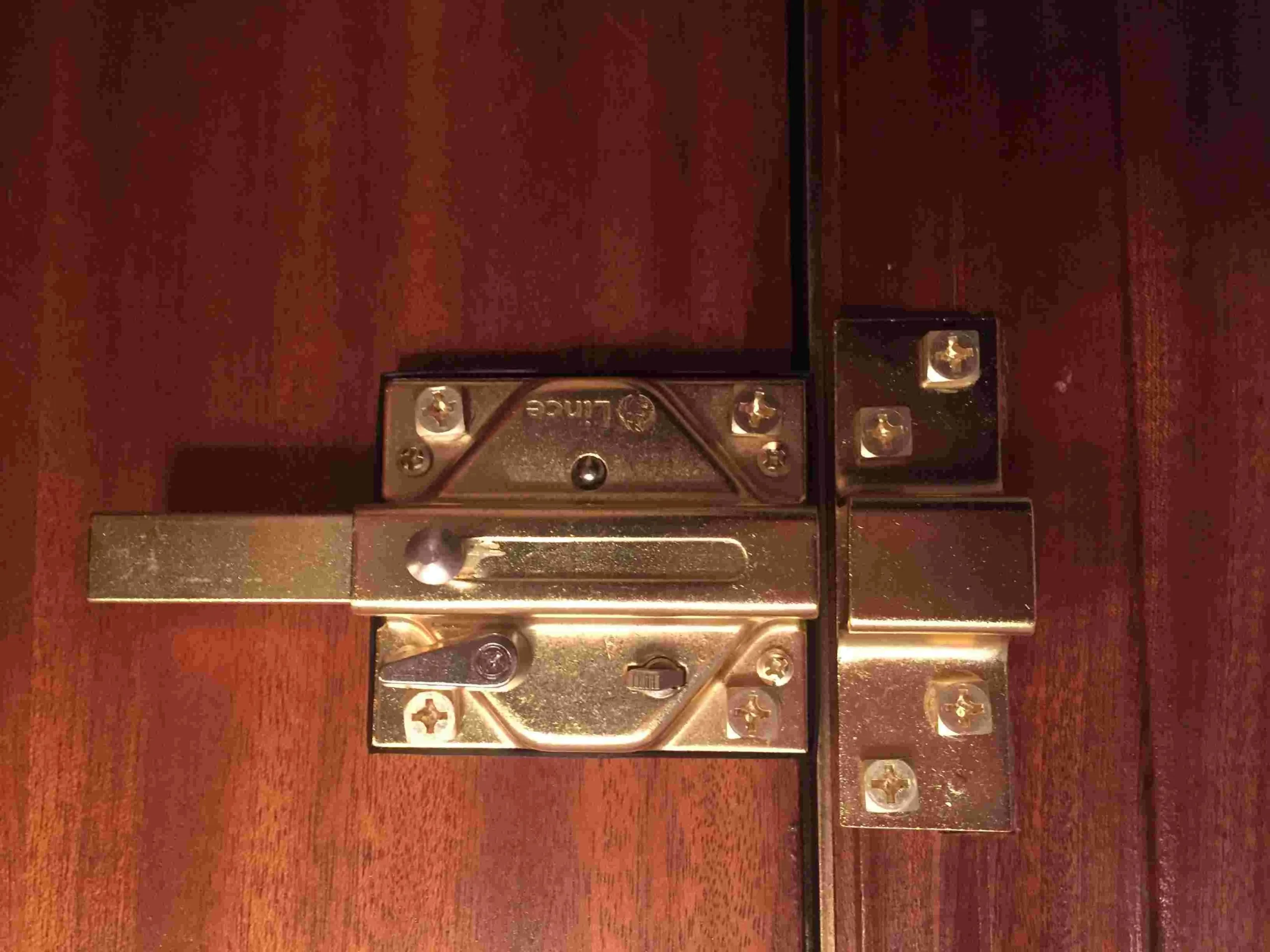 Instalación y ajuste profesional de seguridad en puerta de vivienda en Valencia